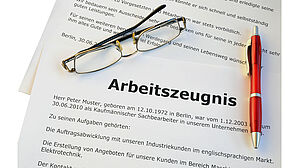 Hat ein Arbeitnehmer Anspruch auf ein ungelochtes Arbeitszeugnis? Das Landesarbeitsgericht gab eine typisch juristische Antwort. Copyright by Adobe Stock/ FM2