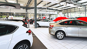 Kündigung eines Autoverkäufers wirksam, wenn dieser betrunken und ohne Führerschein beim Fahren mit überhöhter Geschwindigkeit erwischt wird. Kündigung eines Autoverkäufers wirksam, wenn dieser betrunken und ohne Führerschein beim Fahren mit überhöhter Geschwindigkeit erwischt wird.