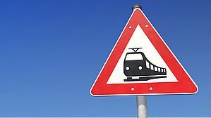 Ein Fahrdienstleiter der DB bekommt keine Leistungen von der Unfallkasse, da er keiner außergewöhnlichen Bedrohung katastrophalen Ausmaßes ausgesetzt war. Copyright by bluedesign /Adobe Stock Ein Fahrdienstleiter der DB bekommt keine Leistungen von der Unfallkasse, da er keiner außergewöhnlichen Bedrohung katastrophalen Ausmaßes ausgesetzt war. Copyright by bluedesign /Adobe Stock