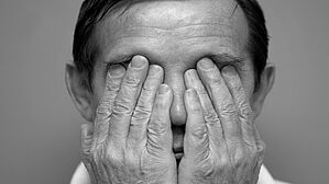 Als blind gilt auch, wem es kognitiv an der Möglichkeit zum Sehen fehlt. Das kann auch bei schwerer Demenz so sein. Copyright by vesnafoto / Fotolia