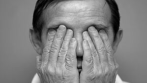 Als blind gilt auch, wem es kognitiv an der Möglichkeit zum Sehen fehlt. Das kann auch bei schwerer Demenz so sein. Copyright by vesnafoto / Fotolia Als blind gilt auch, wem es kognitiv an der Möglichkeit zum Sehen fehlt. Das kann auch bei schwerer Demenz so sein. Copyright by vesnafoto / Fotolia
