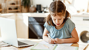 Ein teures iPad für die Hausaufgaben zu bekommen, würde vielen Kindern gefallen. Aber kann eine Schule verlangen, genau dieses Gerät zu kaufen? Copyright by Adobe Stock/JenkoAtaman Ein teures iPad für die Hausaufgaben zu bekommen, würde vielen Kindern gefallen. Aber kann eine Schule verlangen, genau dieses Gerät zu kaufen? Copyright by Adobe Stock/JenkoAtaman