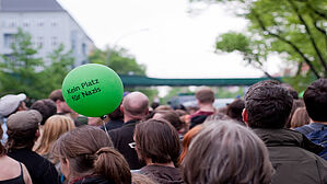 Beamt*innen dürfen in ihrer Freizeit politisch aktiv sein. Ihr politische Wirken darf aber nicht auf eine Ordnung zielen, die die Menschenwürde missachtet. Copyright by Robert Neumann/Fotolia