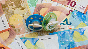 Kein Anspruch auf Mutterschaftsgeld für Tagesmutter, da sie keine Arbeitnehmerin ist. Copyright by pusteflower9024/fotolia Kein Anspruch auf Mutterschaftsgeld für Tagesmutter, da sie keine Arbeitnehmerin ist. Copyright by pusteflower9024/fotolia