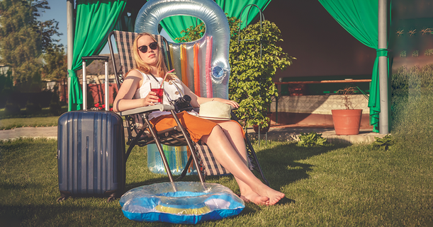 Wirklich begeistert ist diese junge Frau über ihren Urlaub in der Quarantäne nicht! 	© Adobe Stock - shintartanya