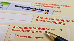 Bekommt der Arbeitnehmer auch dann Lohn, wenn er nur noch Teile seines bisherigen Jobs gesundheitlich machen darf? Copyright by Stockfotos-MG/ Fotolia Bekommt der Arbeitnehmer auch dann Lohn, wenn er nur noch Teile seines bisherigen Jobs gesundheitlich machen darf? Copyright by Stockfotos-MG/ Fotolia