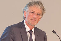 Prof. Dr. Raimund Waltermann (Hauptreferat), Universität Bonn Aktuelle Tendenzen im Niedriglohnsektor und in atypischer Beschäftigung – neue Gesetze und gesetzgeberische Konzepte[AÜG als Schwerpunkt], rechtliche und tatsächliche Wechselbeziehungen z