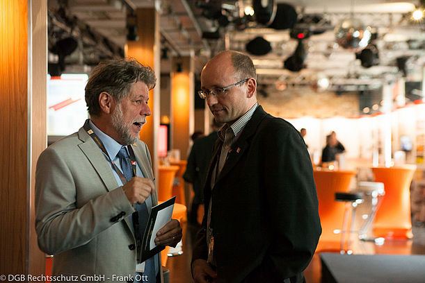 Teamleiter Manfred Frauenhoffer (DGB Rechtsschutz-GmbH, Berlin) im Gespräch mit NGG-Jurist Stefan Soost