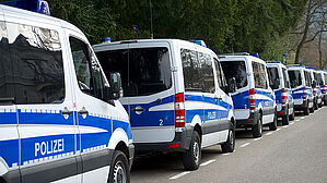 Bei großen Polizeieinsätzen fallen für die weit angereisten Bundespolizisten oft viele Stunden an Mehrarbeit an. Wie sie dafür freigestellt werden, entscheidet das BVG. Copyright by Adobe Stock/VRD