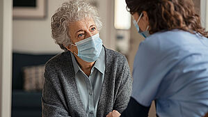 Beschäftigte in Seniorenheimen müssen in geschlossenen Räumen eine Mund-Nasen-Bedeckung tragen© Adobe Stock - Rido.