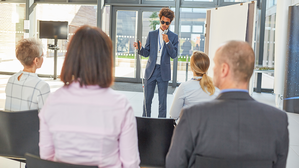 Landkreis verweigert schwerbehinderten Menschen Übernahme der Kosten für eine notwendige Arbeitsassistenz. ©Adobe Stock - Von Robert Kneschke Landkreis verweigert schwerbehinderten Menschen Übernahme der Kosten für eine notwendige Arbeitsassistenz. ©Adobe Stock - Von Robert Kneschke