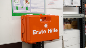 Ein Arbeitnehmer könne nicht so ohne weiteres ablehnen sich zum Ersthelfer ausbilden zu lassen, meint das Gericht.
copyright: Adobe Stock - benjaminnolte Ein Arbeitnehmer könne nicht so ohne weiteres ablehnen sich zum Ersthelfer ausbilden zu lassen, meint das Gericht.
copyright: Adobe Stock - benjaminnolte