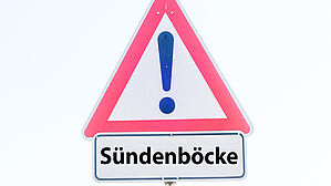 Wer als Sündenbock gekündigt wird, kann sich selbst in der Probezeit dagegen wehren. Copyright by Adobe Stock/pusteflower9024 Wer als Sündenbock gekündigt wird, kann sich selbst in der Probezeit dagegen wehren. Copyright by Adobe Stock/pusteflower9024