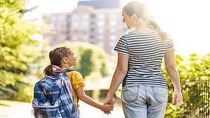 Grundlos sollte eine junge Mutter plötzlich statt am Vormittag am Nachmittag arbeiten. Das Gericht entschied: der Arbeitgeber darf keine Zeiten am Nachmittag zuweisen. Copyright by Yuganov/fotolia.