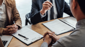 Auswahlgespräche bei Behörden erfolgen regelmäßig an Hand eines Fragenkataloges. Das darf für eine Stellenbesetzung aber nicht alleinentscheidend sein. Copyright by Adobe Stock/ Freedomz Auswahlgespräche bei Behörden erfolgen regelmäßig an Hand eines Fragenkataloges. Das darf für eine Stellenbesetzung aber nicht alleinentscheidend sein. Copyright by Adobe Stock/ Freedomz