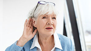 Streit um Hörhilfen: welches Gerät schuldet die Krankenkasse? Copyright by Adobe Stock/shurkin_son