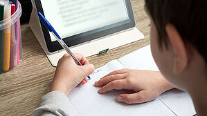Vieles ist in der „Corona-Zeit“ anders. Das gilt auch für die Schule und das Lernen. Copyright by Adobe Stock/thayra83 Vieles ist in der „Corona-Zeit“ anders. Das gilt auch für die Schule und das Lernen. Copyright by Adobe Stock/thayra83