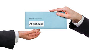 Arbeitgeber mahnt Betriebsrat ab. Copyright by fovito/Fotolia