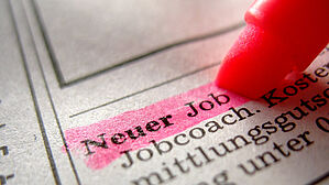 Wer nach einer Kündigung einen neuen Job mit geringerem Verdienst in Aussicht hat, sollte sich zum Thema Arbeitslosengeld beraten lassen. Copyright by Adobe Stock/matttilda Wer nach einer Kündigung einen neuen Job mit geringerem Verdienst in Aussicht hat, sollte sich zum Thema Arbeitslosengeld beraten lassen. Copyright by Adobe Stock/matttilda