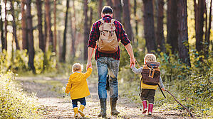 Super! Jetzt hat Papa Zeit, mit uns spazieren zu gehen! Copyright by Adobe Stock/Halfpoint Super! Jetzt hat Papa Zeit, mit uns spazieren zu gehen! Copyright by Adobe Stock/Halfpoint