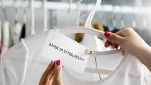 Bangladesch ist das zweitwichtigste Herkunftsland für Textilien, die man in Deutschland kauft. Ein Land, in dem Arbeitnehmerrechte systematisch verletzt werden. © Adobe Stock - Von terovesalainen