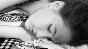 Schlafen während der Arbeit ist nicht immer ein Kündigungsgrund.  (Bildquellenangabe:	Sarah Blatt  / pixelio.de)