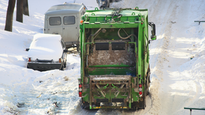Für Fahrer eines Müllfahrzeuges ist eine Fahrt auf steilen Bergstraßen im Schnee mit großen Risiken behaftet. © Adobe Stock: Ilya