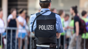 Was aussieht wie Pause ist im Polizeidienst regelmäßig mit Bereithaltung verbunden. © Adobe Stock: Tobias Arhelger Was aussieht wie Pause ist im Polizeidienst regelmäßig mit Bereithaltung verbunden. © Adobe Stock: Tobias Arhelger