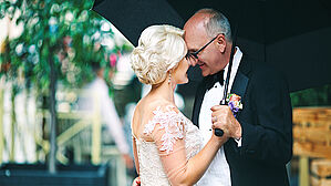 Späte Hochzeit = Versorgungsehe. Copyright by Adobe Stock/IVASHstudio Späte Hochzeit = Versorgungsehe. Copyright by Adobe Stock/IVASHstudio