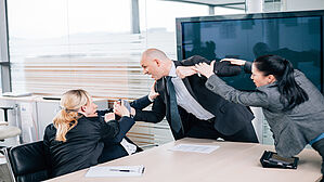 Beleidigung und Bedrohen von Arbeitskolleg*innen kann ein Grund für eine Kündigung sein. Copyright by MinDof /Adobe Stock