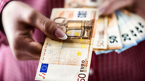 Die Auszubildende hatte den Tresor geöffnet, um zwei 50-Euro-Scheine zu wechseln. Wurde sie Opfer eines Trickbetrugs? Copyright by Milan/Adobe Stock Die Auszubildende hatte den Tresor geöffnet, um zwei 50-Euro-Scheine zu wechseln. Wurde sie Opfer eines Trickbetrugs? Copyright by Milan/Adobe Stock