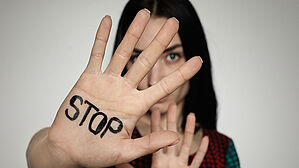 Sexuelle Belästigung steht fest und doch hält die Abmahnung nicht? Copyright by Adobe Stock/New Africa
