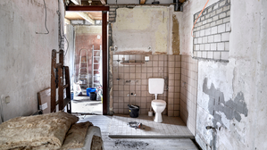 Copyright: @Adobe Stock – beugedesign
Der Familienvater konnte sich wegen der nötigen Sanierung der Wohnung nicht voll und ganz auf die Arbeitssuche konzentrieren Copyright: @Adobe Stock – beugedesign
Der Familienvater konnte sich wegen der nötigen Sanierung der Wohnung nicht voll und ganz auf die Arbeitssuche konzentrieren