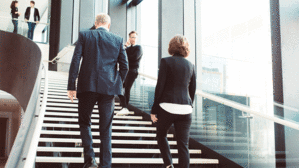 Der Weg ins Gericht war für den Kläger noch schwer, obwohl seine Bevollmächtigte ihn begleitete. Raus kam er aber als Sieger. Copyright by Adobe Stock/alotofpeople Der Weg ins Gericht war für den Kläger noch schwer, obwohl seine Bevollmächtigte ihn begleitete. Raus kam er aber als Sieger. Copyright by Adobe Stock/alotofpeople
