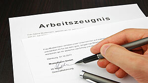 Ein Arbeitszeugnis darf gelocht sein, wenn im Betrieb des Arbeitgebers nur gelochtes Briefpapier vorhanden ist. Copyright by eccolo / Fotolia. Ein Arbeitszeugnis darf gelocht sein, wenn im Betrieb des Arbeitgebers nur gelochtes Briefpapier vorhanden ist. Copyright by eccolo / Fotolia.