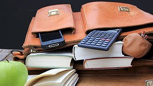 Befindet sich das Handy in der Tasche, kann auch der Handywecker eine Prüfung nicht vermasseln. Copyright by Adobe Stock/doris_bredow Befindet sich das Handy in der Tasche, kann auch der Handywecker eine Prüfung nicht vermasseln. Copyright by Adobe Stock/doris_bredow