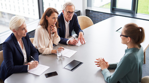 Trotz des besseren Examens unterlag die angehende Lehrerin im Auswahlgespräch ihrer Konkurrentin. © Adobe Stock: gpointstudio