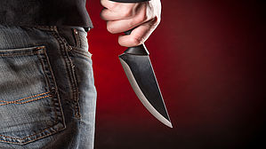 Eine Messerattacke auf einen Beamten kann zu dessen Dienstunfähigkeit führen. Copyright by Lukas Gojda/fotolia.
