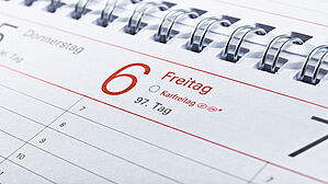 Eine Regelung, wonach der Karfreitag nur für Arbeitnehmer gilt, die einer christlichen Konfession angehören, ist diskriminierend. Copyright by tournee/fotolia Eine Regelung, wonach der Karfreitag nur für Arbeitnehmer gilt, die einer christlichen Konfession angehören, ist diskriminierend. Copyright by tournee/fotolia