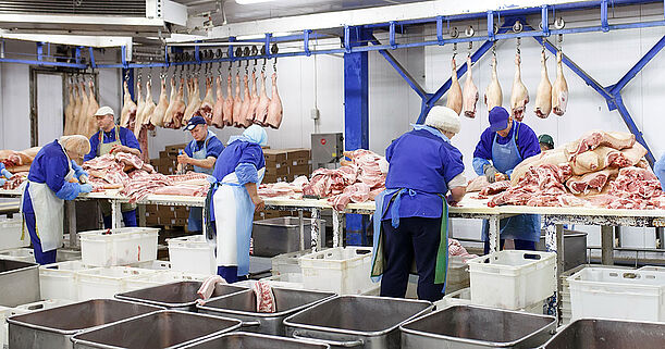 18 Die Arbeitsbedingungen sind in fleischverarbeitenden Betrieben oftmals sehr schlecht. Die Beschäftigten leben in unwürdigen Massenunterkünften.Infektionsketten hängen sehr häufig mit diesen Bedingungen zusammen. Copyright by Adobe Stock/davit85