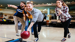 Sturz während eines betrieblichen Bowling-Turniers kann einen Arbeitsunfall darstellen.