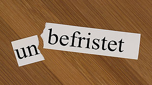 Eine Maskenbildnerin darf befristet für eine Spielzeit eingestellt werden. Die Rechtfertigung ergibt sich aus der Eigenart der Arbeitsleistung. Eine Maskenbildnerin darf befristet für eine Spielzeit eingestellt werden. Die Rechtfertigung ergibt sich aus der Eigenart der Arbeitsleistung.