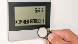 Der Chip zur Arbeitszeiterfassung soll die Runde gemacht haben. © Adobe Stock: Ralf Geithe