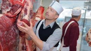 In der Fleischindustrie herrschen hohe Hygienestandards. Die Kosten hierfür kann der Arbeitgeber aber nicht auf die Beschäftigten abwälzen. Copyright by Adobe Stock/auremar
