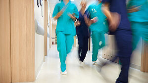 Im Fall eines Alarms muss es im Krankenhaus schnell gehen. Schlecht zu hören kann dann Menschenleben gefährden. © Adobe Stock: gpointstudio Im Fall eines Alarms muss es im Krankenhaus schnell gehen. Schlecht zu hören kann dann Menschenleben gefährden. © Adobe Stock: gpointstudio