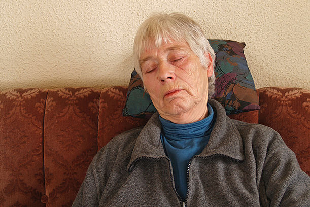 Geplantes Schlafen einer Nachtwache im Seniorenheim rechtfertigt fristlose Kündigung. (Foto uschi dreiucker /pixelio.de)