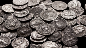 Dürfen Arbeitnehmer wertvolle Münzen, die sie zufällig bei der Arbeit gefunden haben behalten? Steht ihnen ein Finderlohn zu?
