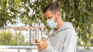 Der Kläger hatte sich schon einmal per SMS krank gemeldet. Das passte dem Arbeitgeber nicht. Die nachfolgende Abmahnung hatte aber dann ihre Fehler. Copyright by Adobe Stock/carballo Der Kläger hatte sich schon einmal per SMS krank gemeldet. Das passte dem Arbeitgeber nicht. Die nachfolgende Abmahnung hatte aber dann ihre Fehler. Copyright by Adobe Stock/carballo