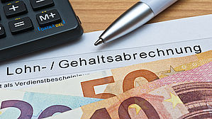 Zahlen Arbeitgeber zu viel Gehalt, müssen Arbeitnehmer das Geld nicht immer zurückzahlen. Copyright by Stockfotos-MG / Fotolia