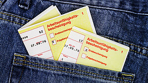Fehler bei der Vorlage der Arbeitsunfähigkeitsbescheinigung bei der Krankenkasse berechtigen nicht zur verhaltensbedingten Kündigung. Copyright by Adobe Stock/blende11.photo Fehler bei der Vorlage der Arbeitsunfähigkeitsbescheinigung bei der Krankenkasse berechtigen nicht zur verhaltensbedingten Kündigung. Copyright by Adobe Stock/blende11.photo